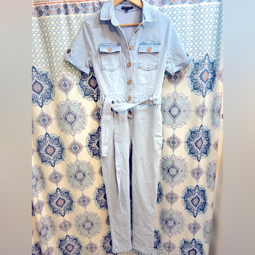 NWOT Light wash stretchy skinny Jean denim jumpsuit with tie belt nanamacs (L)
